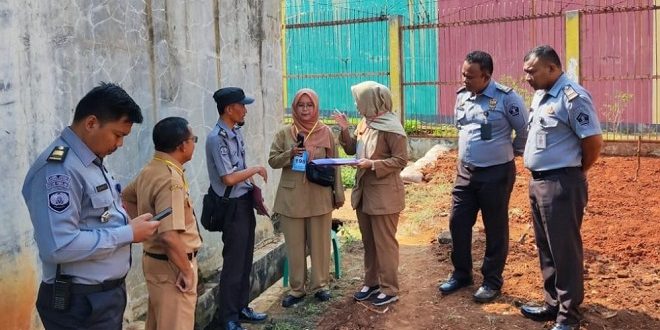 Mengubah Tempat Penampungan Sampah Menjadi Taman Bunga yang Asri di Aceh